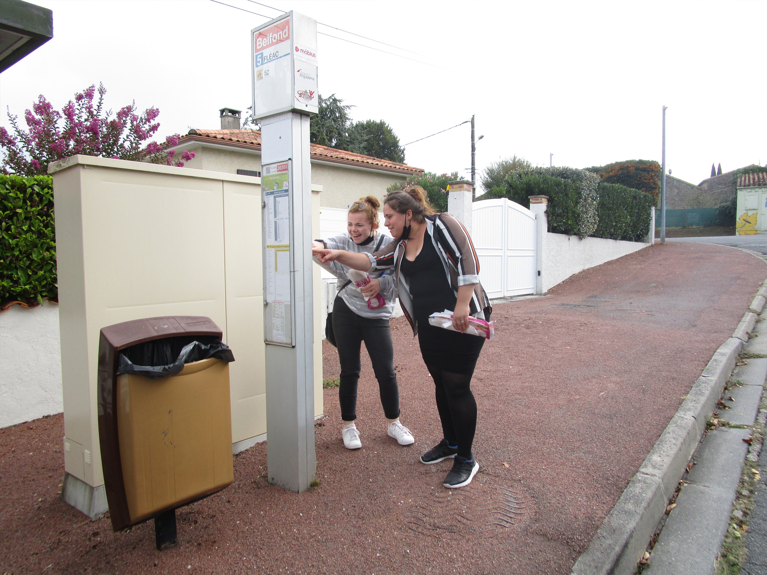 Lire les horaires de bus.